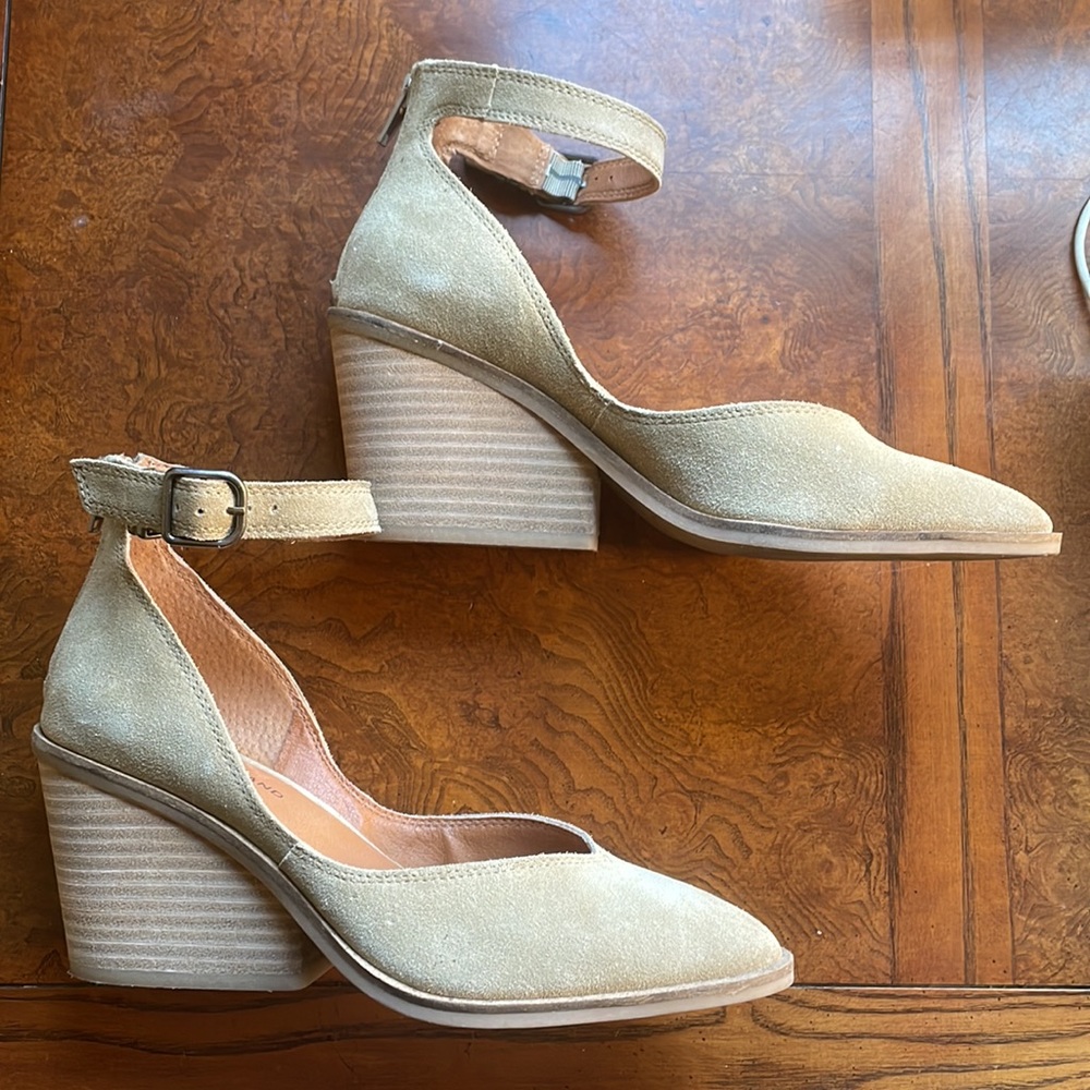 Leather upper, adjustable strap, back zip closure